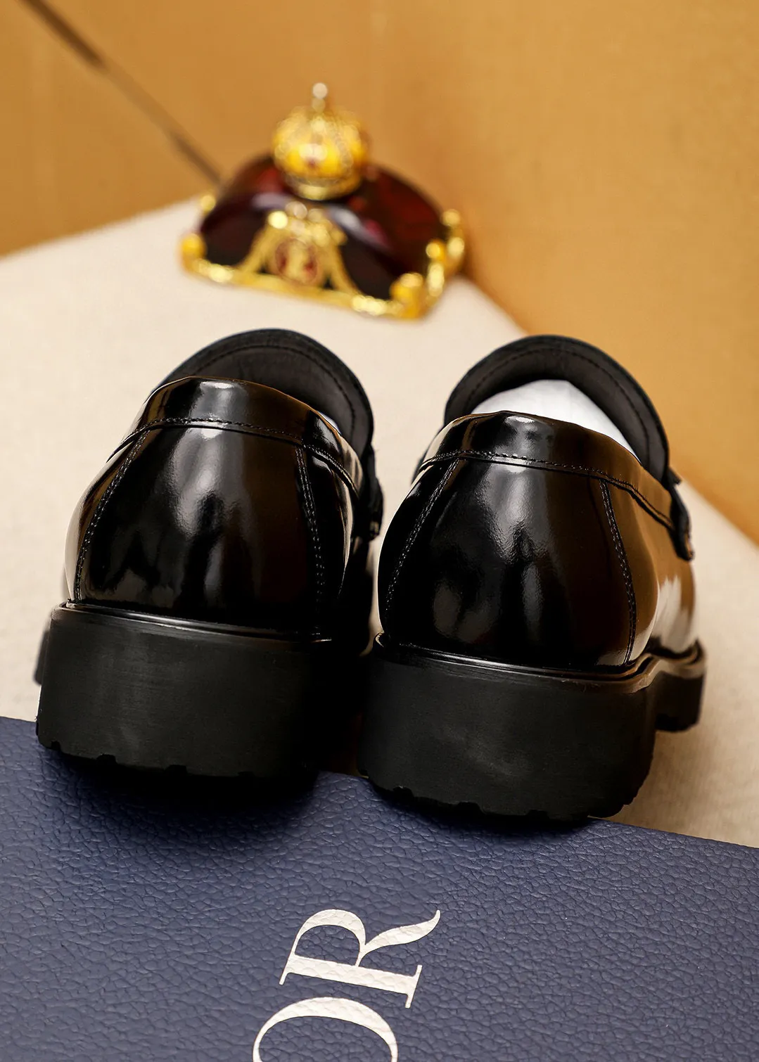 Men's shoes 💰460 💐 Product trademark: Dior "Dior" casual leather shoes Regular size: 39-44 (38.45🉑️customized) Product materials: Selected original open-edge beaded cowhide upper imported from Italy, imported water-dyed cowhide lining. Strong three-dimensional visual effect, foam outsole Color: 1⃣️color optional